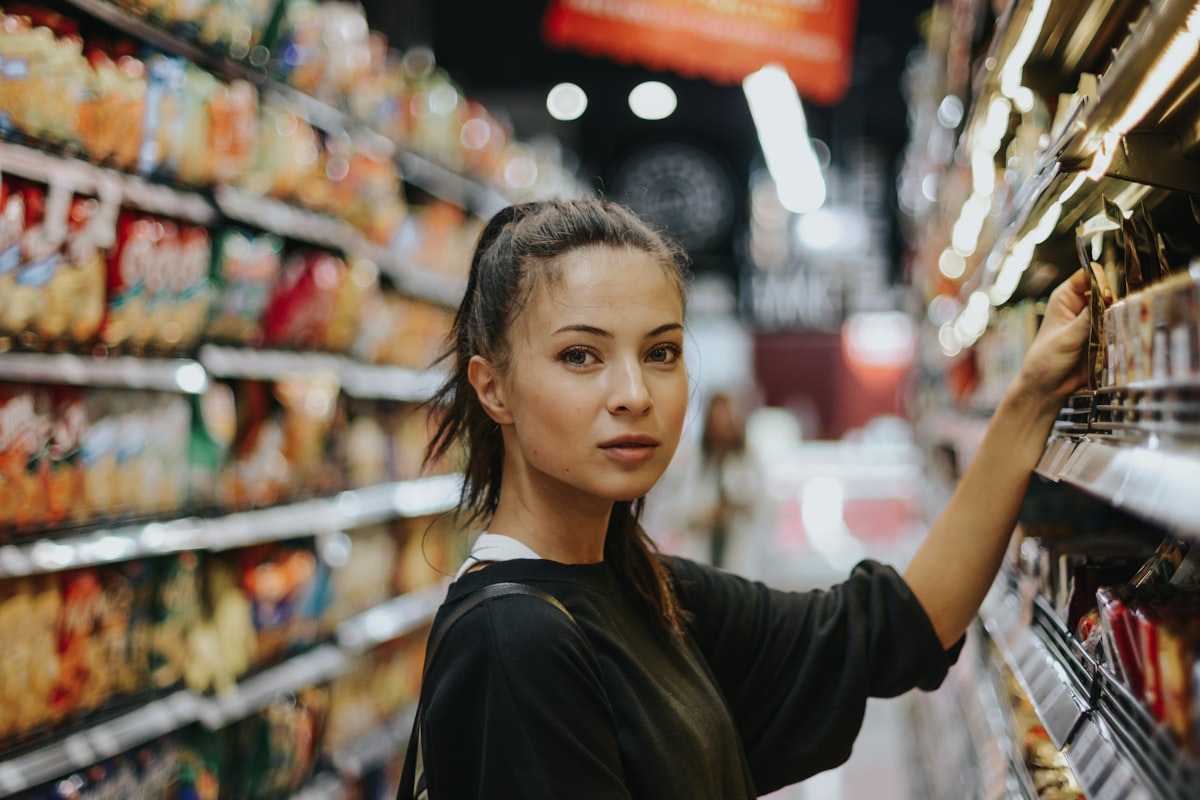 Cek label nutrisi pada kemasan makanan